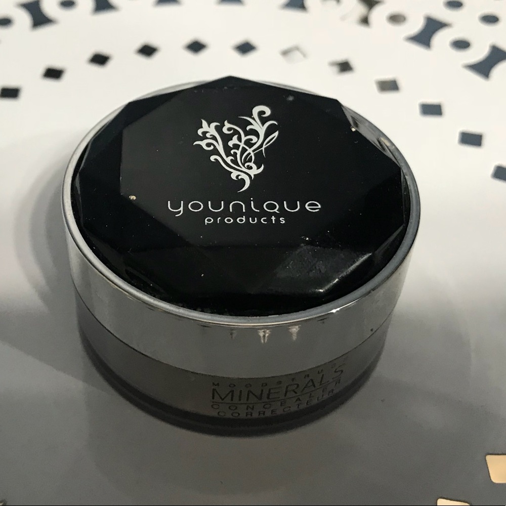 Younique Mineral Powder &  Liquid Concealer